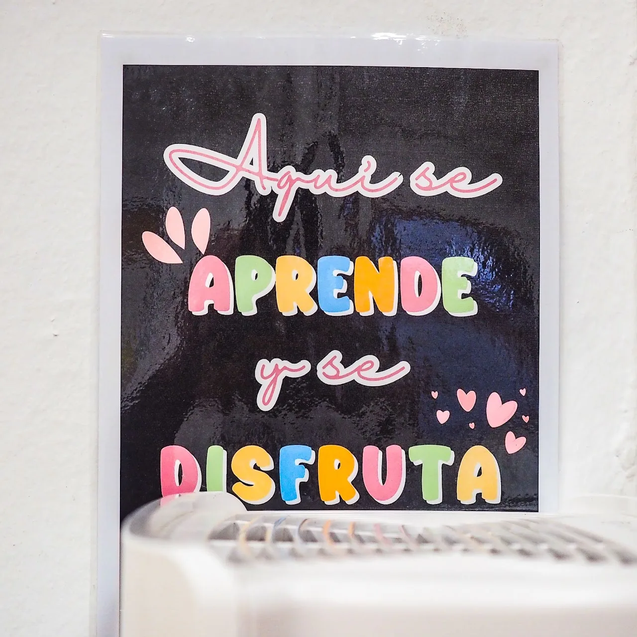Cartel: Aquí se aprende y se disfruta