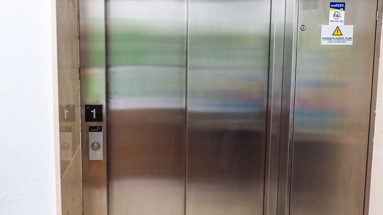 Puerta del ascensor en la planta alta