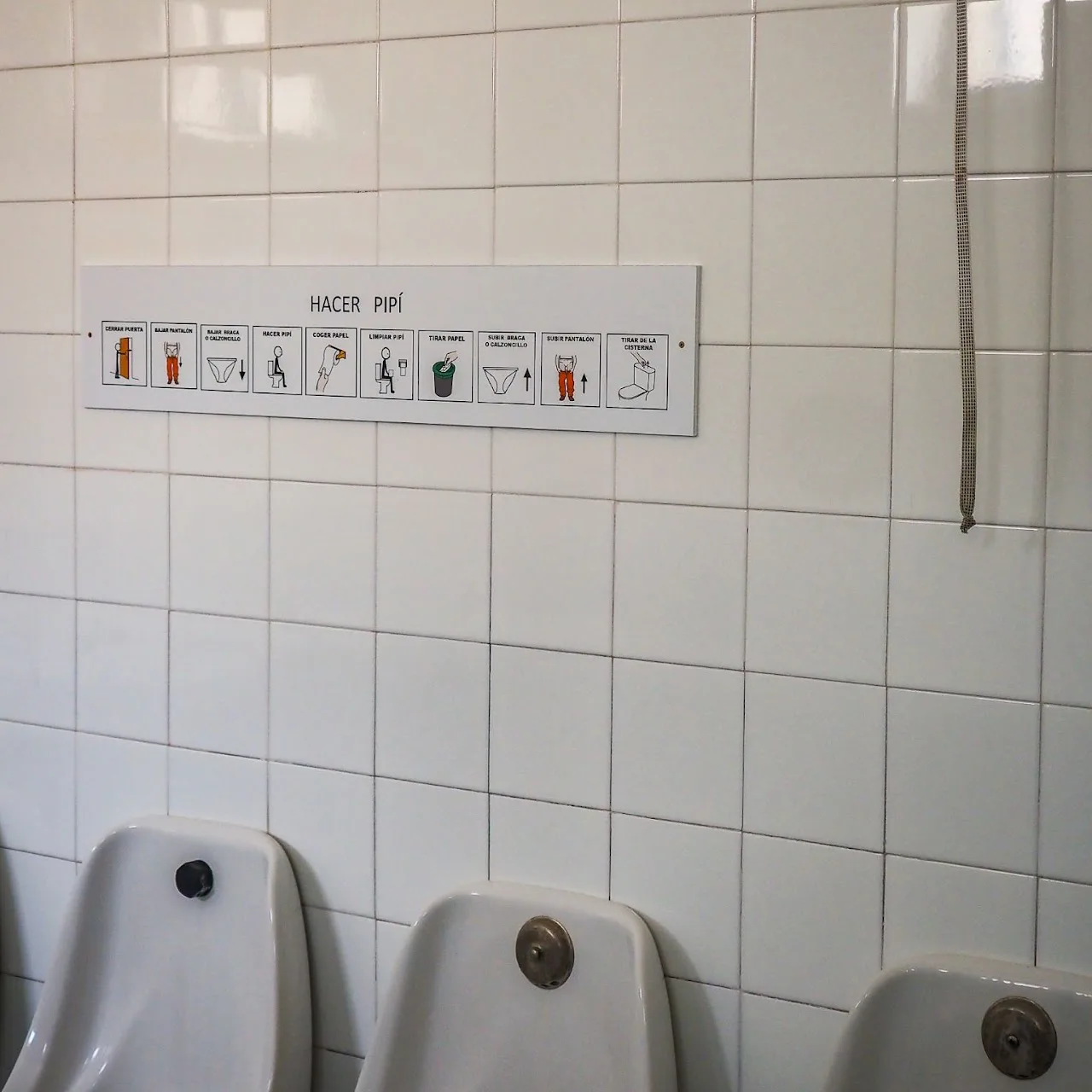 Aseo de infantil con urinarios y pictogramas