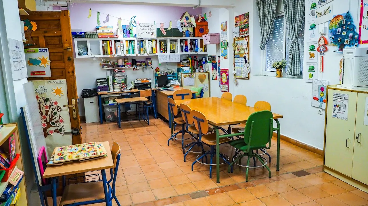 Aula con estanterías y zona de lectura