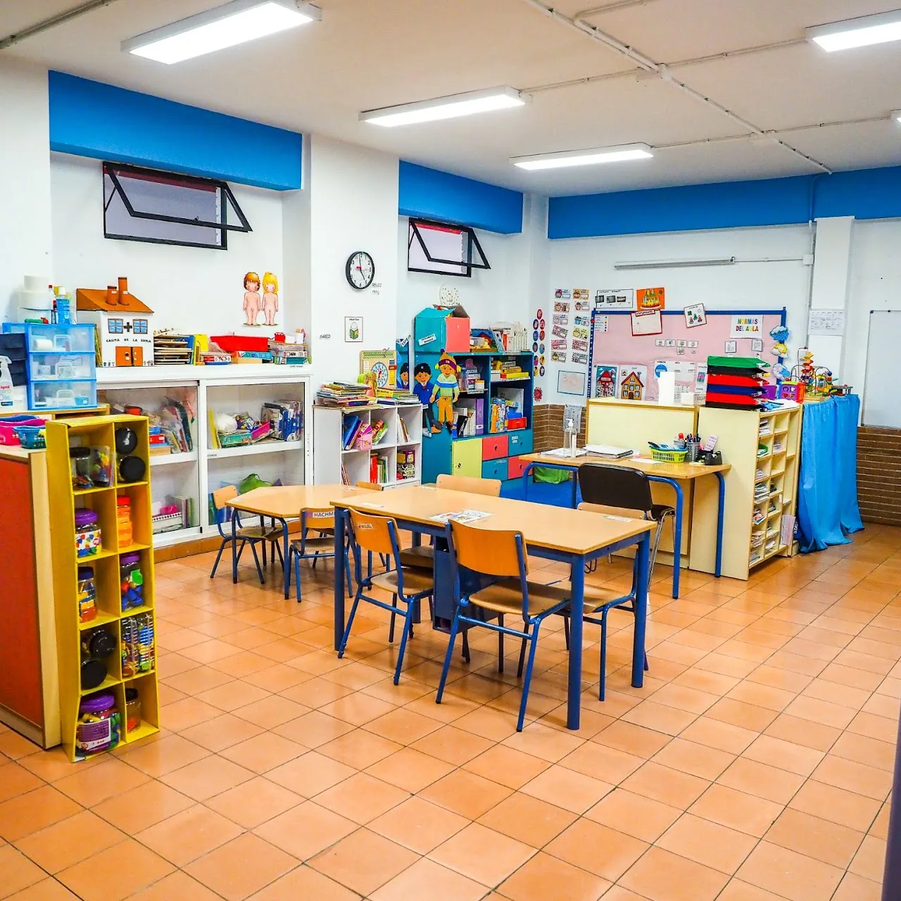 Aula de infantil con estanterías de material