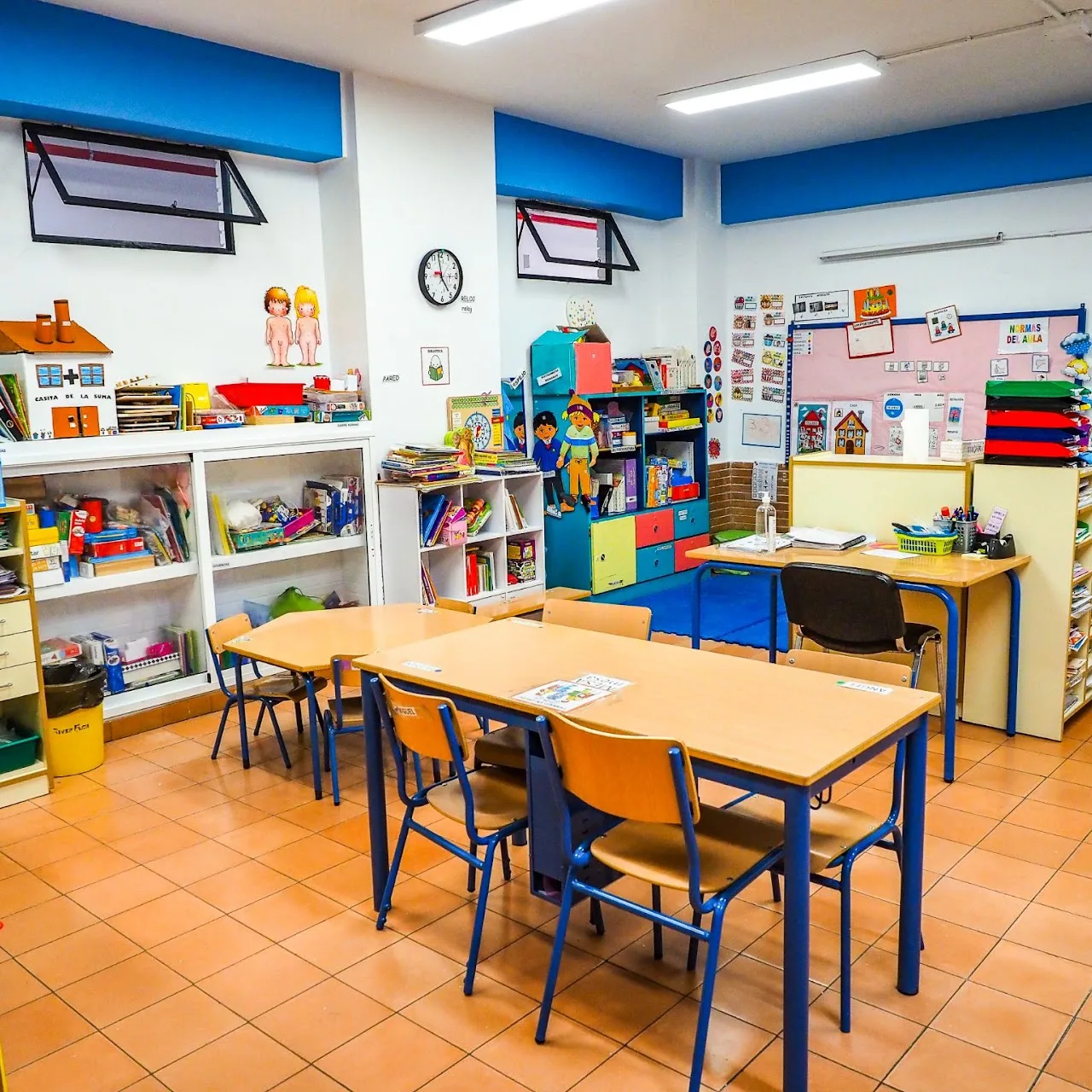 Aula de Educación Infantil con mesas por grupos