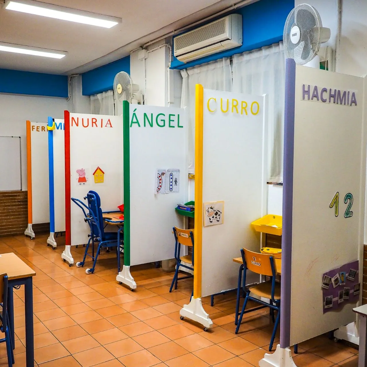 Aula de infantil con los nombres del alumnado en la pared
