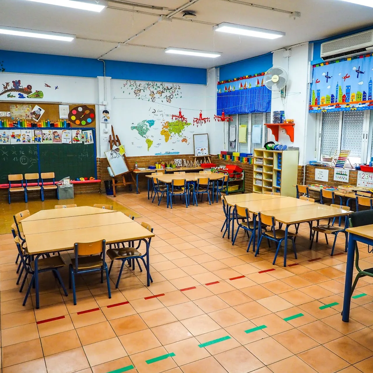 Aula con el mapa del mundo