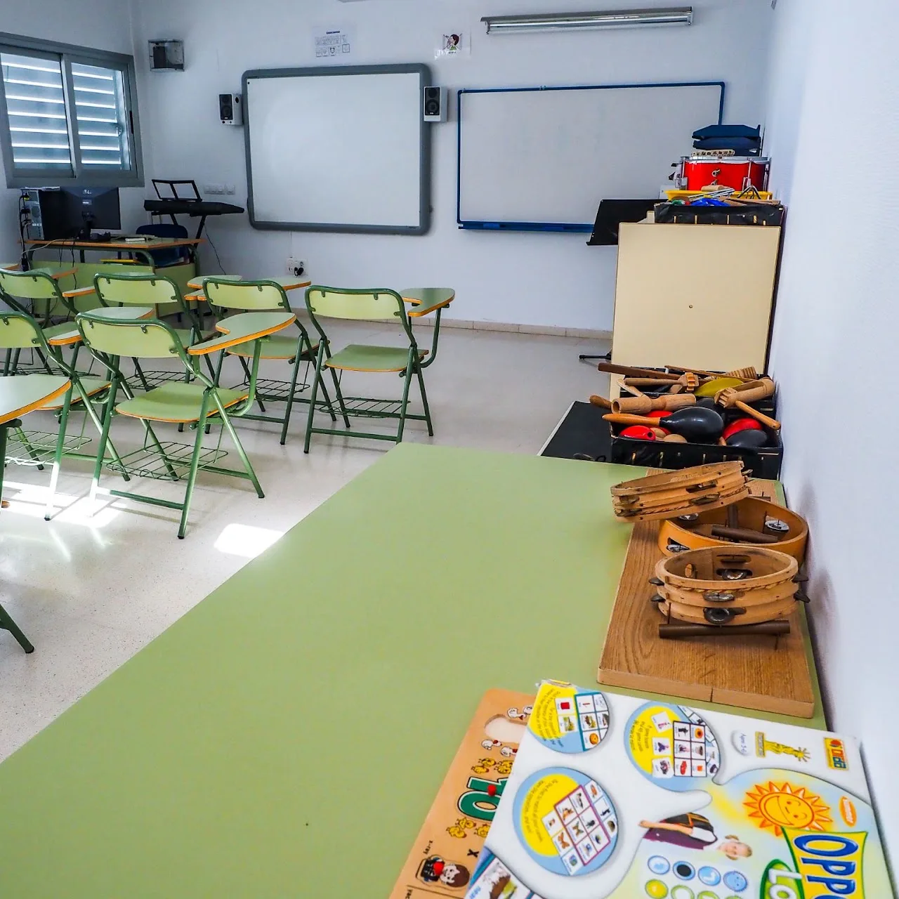 Aula con mesa de materiales manipulativos