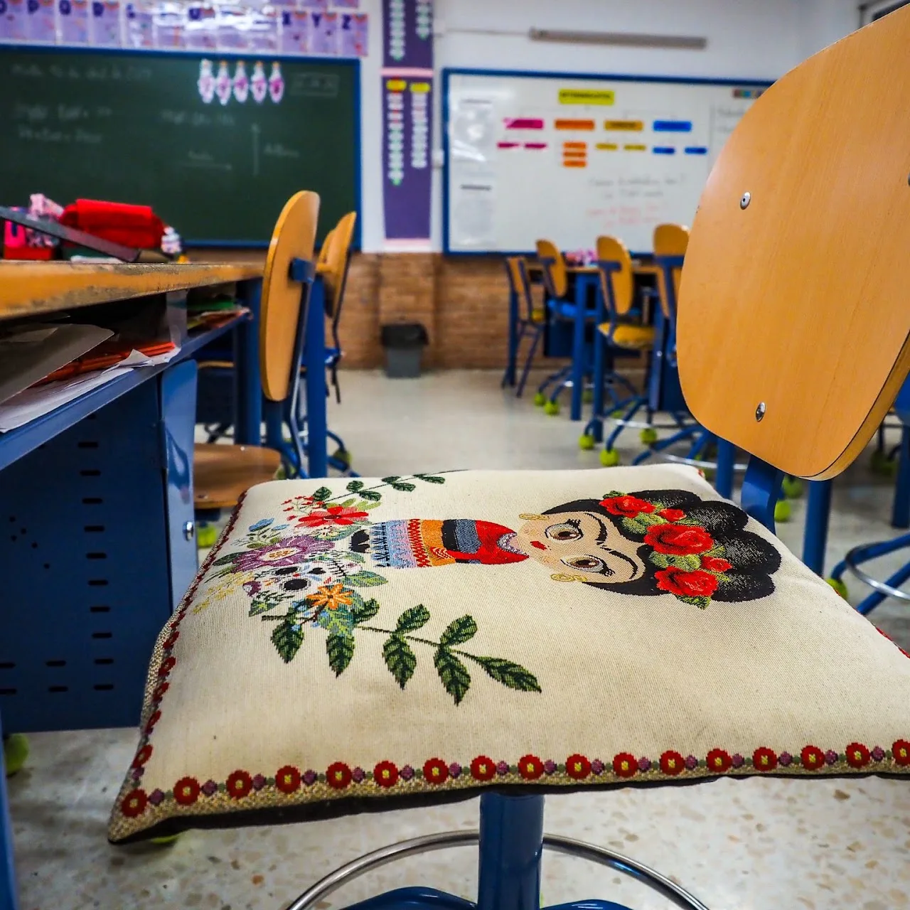 Aula con mesa vestida por las familias