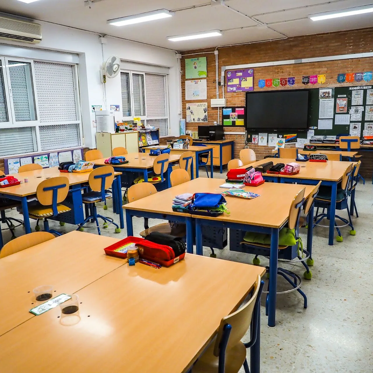 Aula de Primaria con luz natural