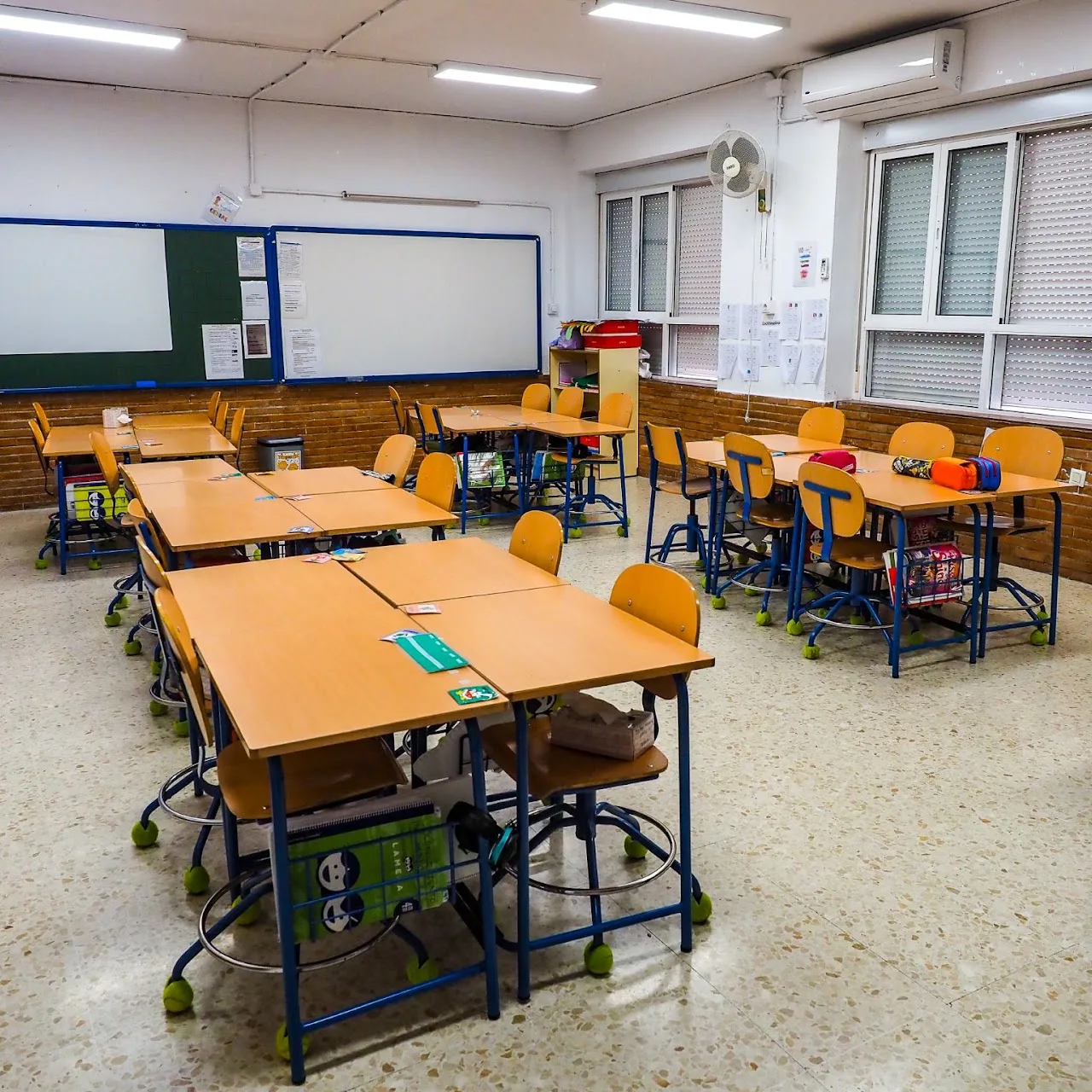 Aula de Primaria con pizarra