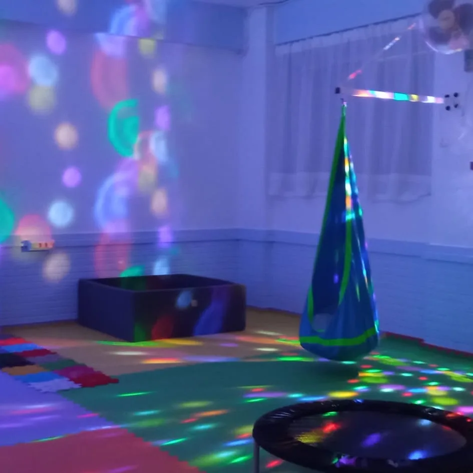 Aula sensorial con juegos de luces