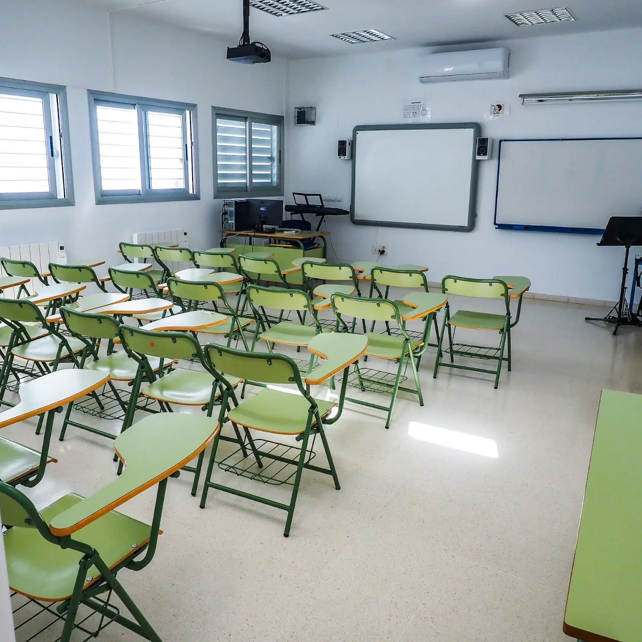 Aula con sillas de pala