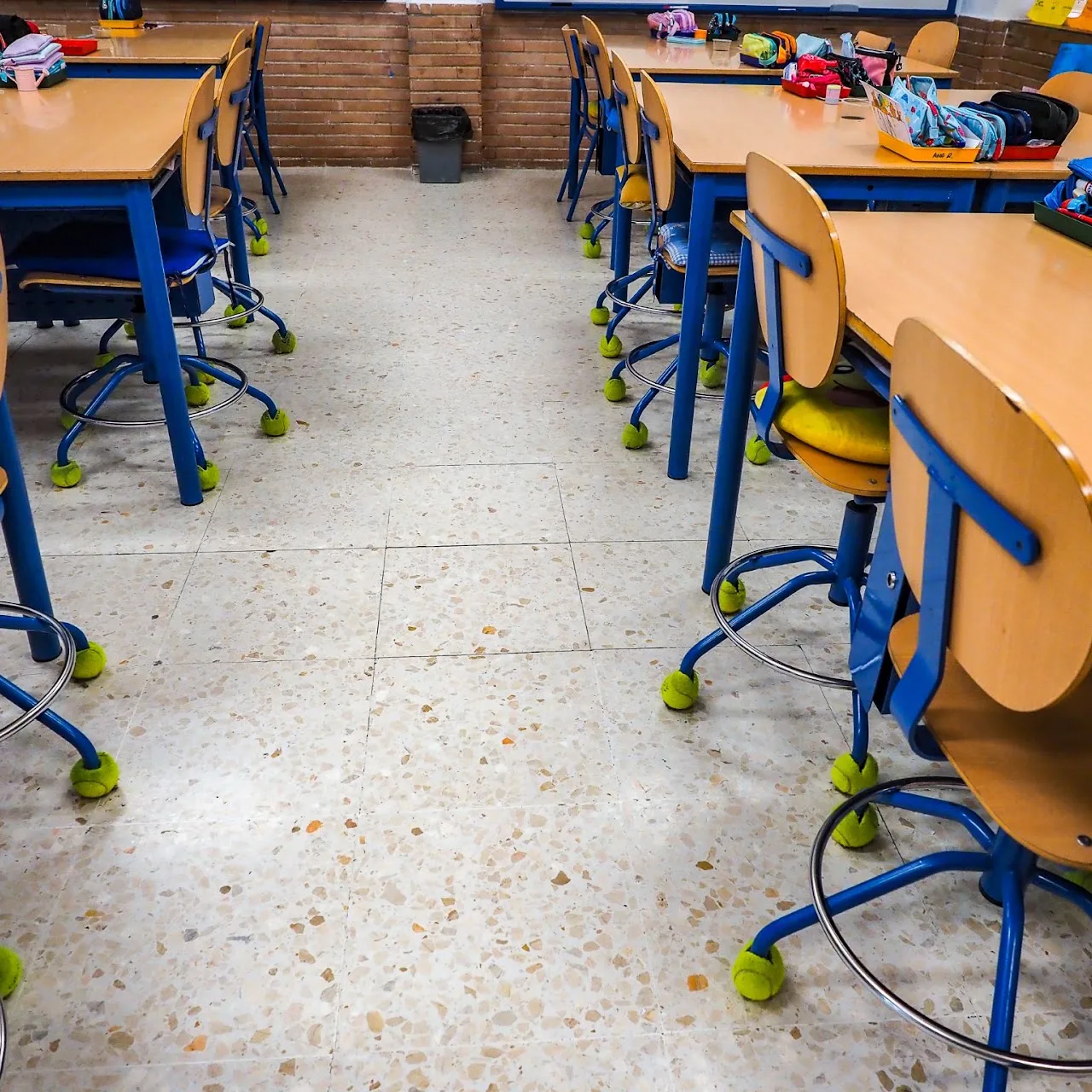 Aula con taburetes de trabajo