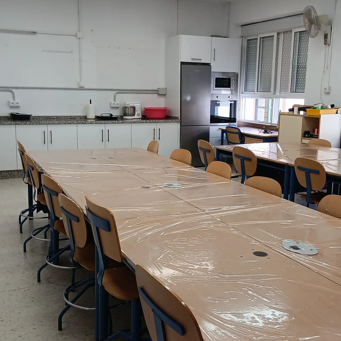 Aula taller con mesas corridas