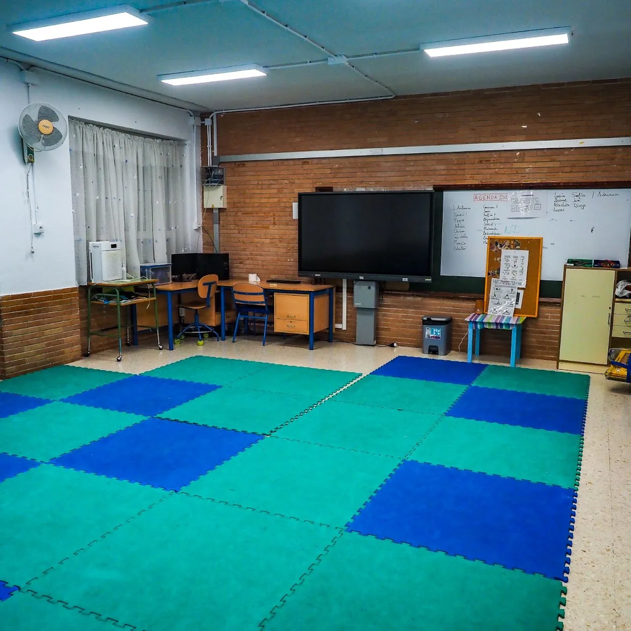 Aula con tatami y pantalla