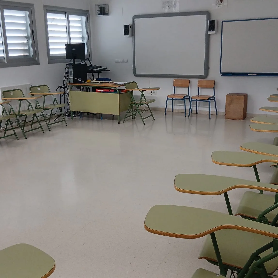 Aula preparada con sillas de pala