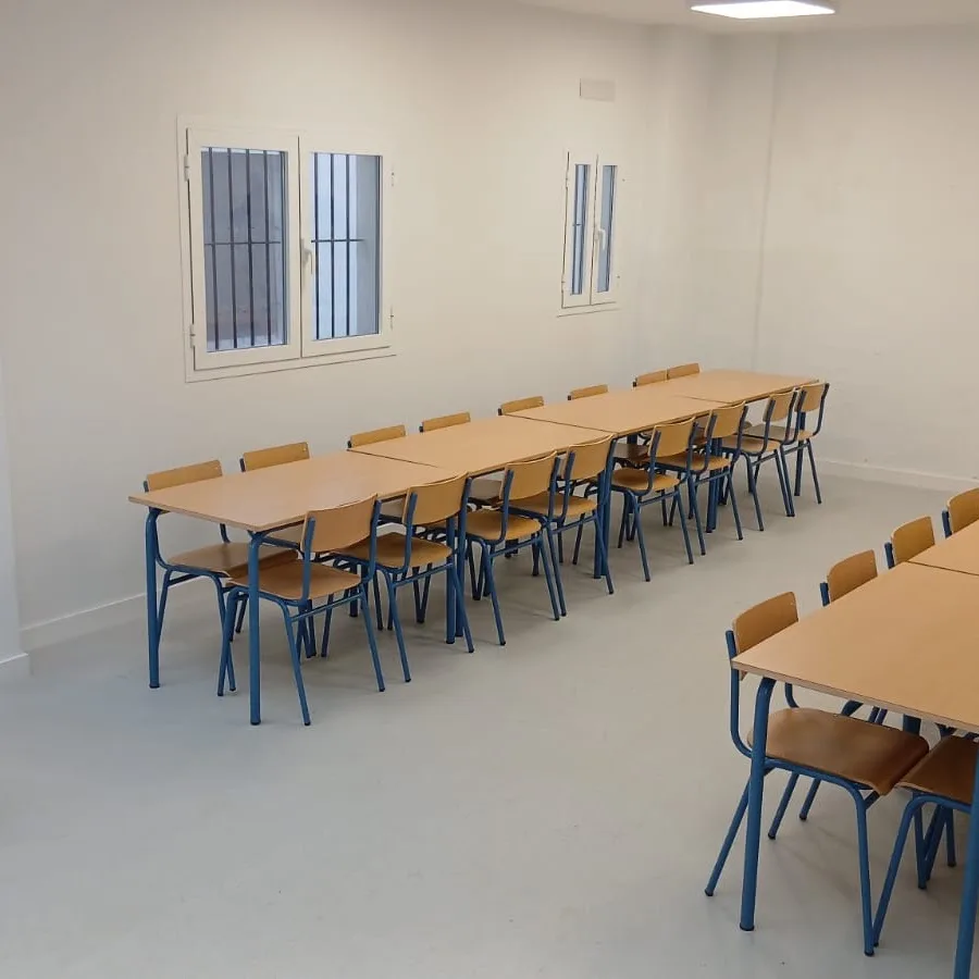 Comedor escolar con mesas corridas
