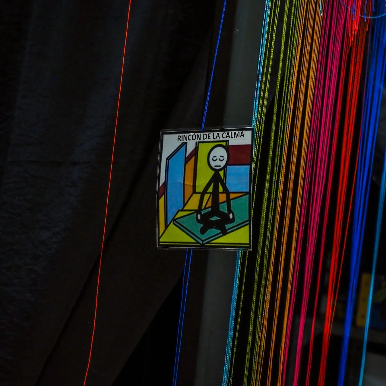 Cortina de tiras de colores en la entrada del aula