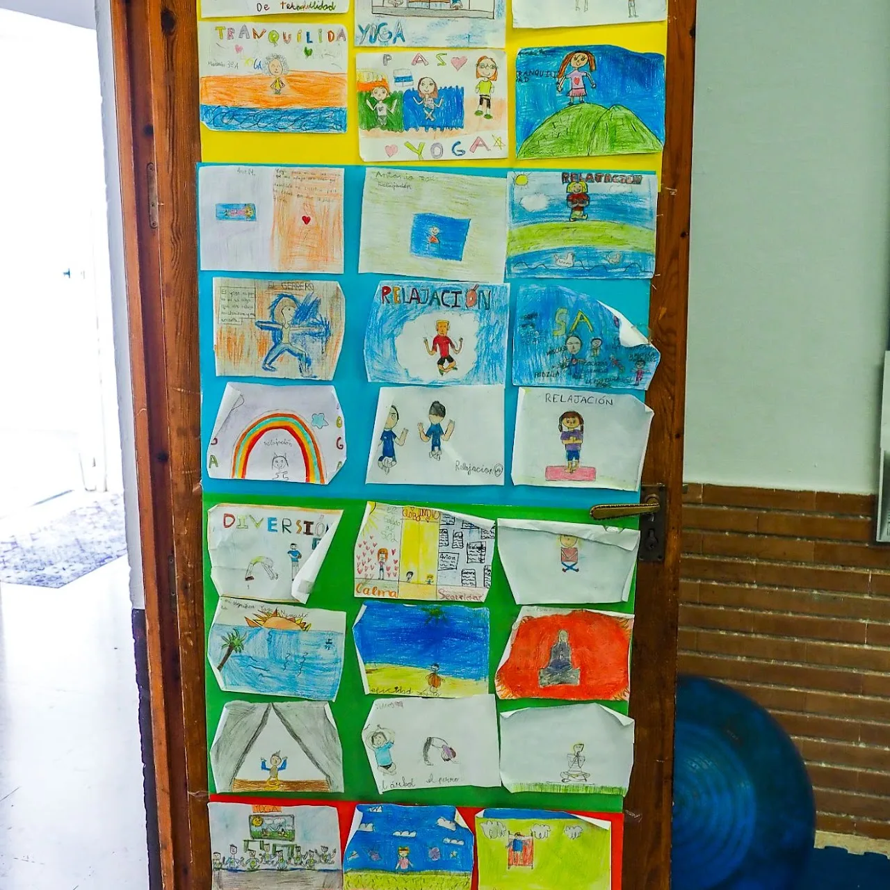 Dibujos del alumnado expuestos en el pasillo
