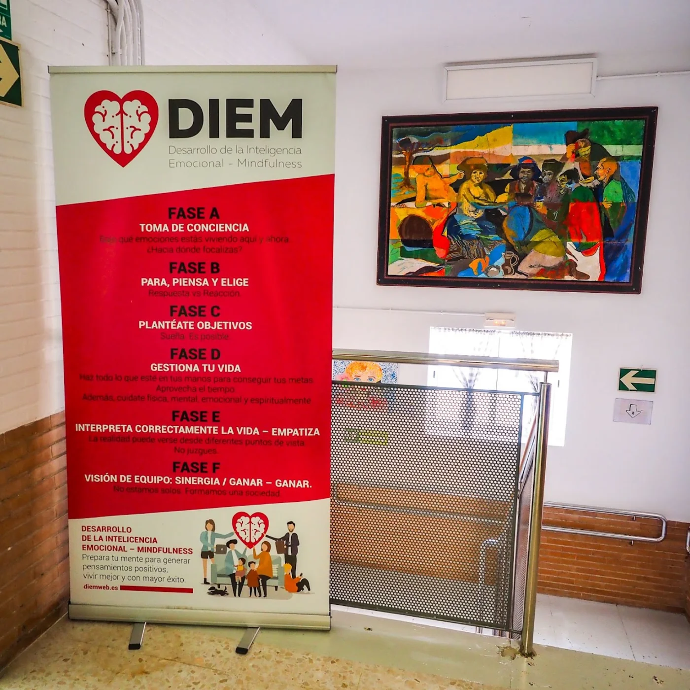 Cartel del programa DIEM con sus fases en el pasillo del colegio