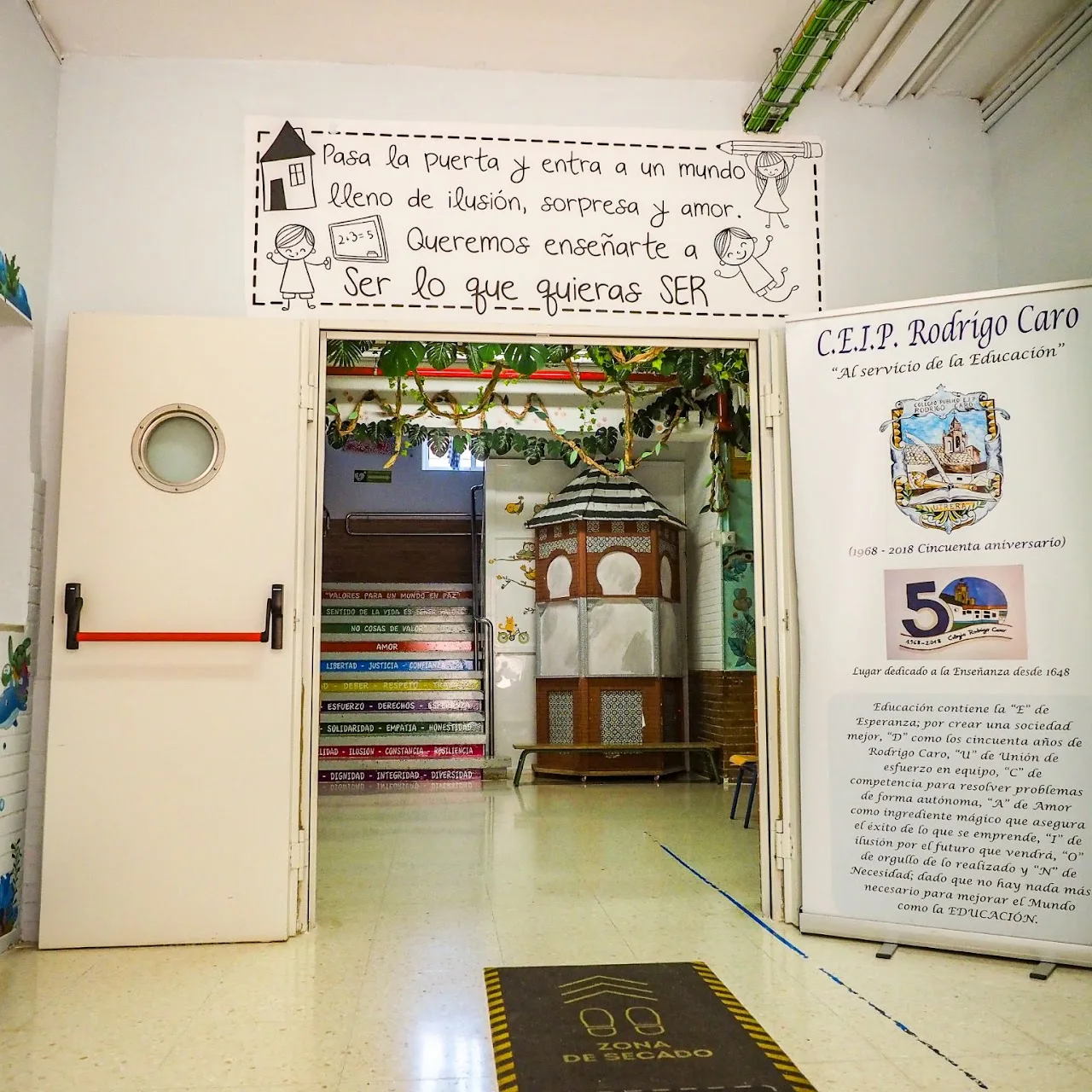Entrada del CEIP Rodrigo Caro