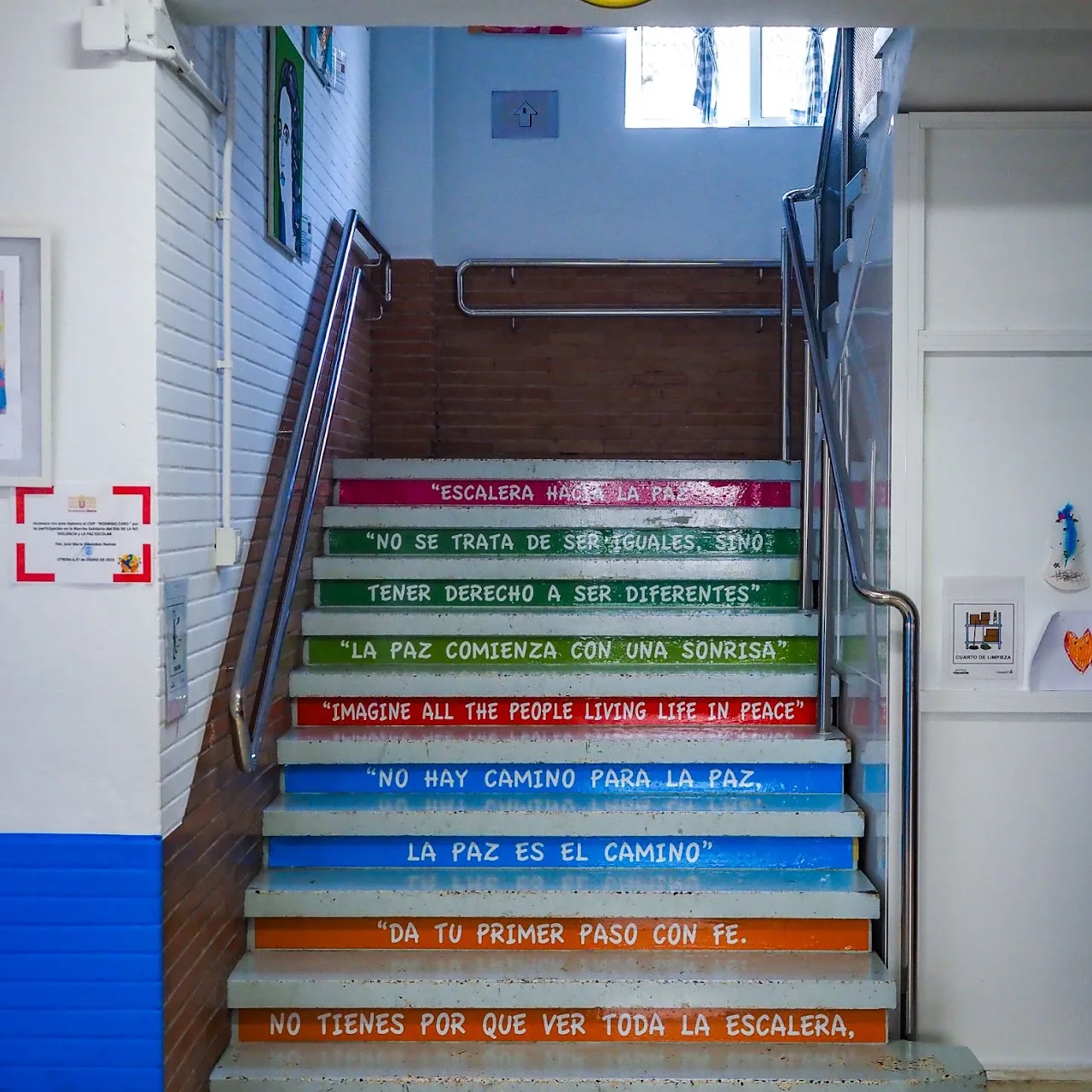 Escalera con frases sobre la paz