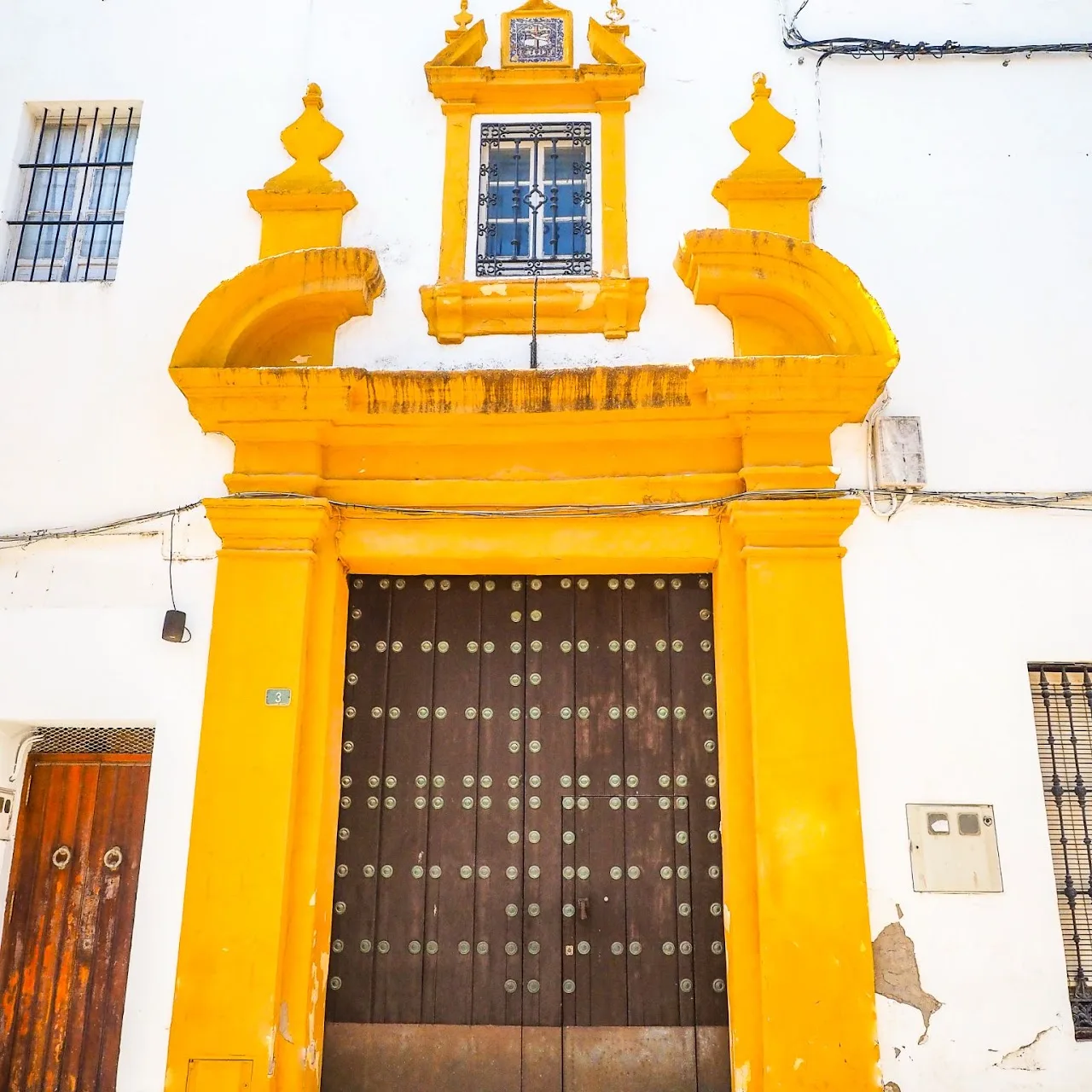 Escalera del colegio con mensajes sobre la paz