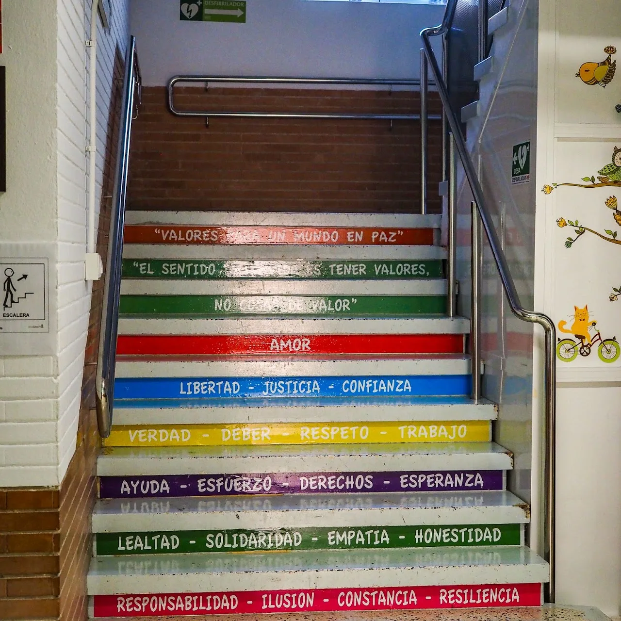 Escalera del colegio con los valores pintados en cada peldaño