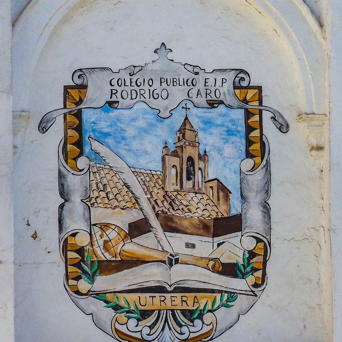 Escudo del colegio en la pared del patio