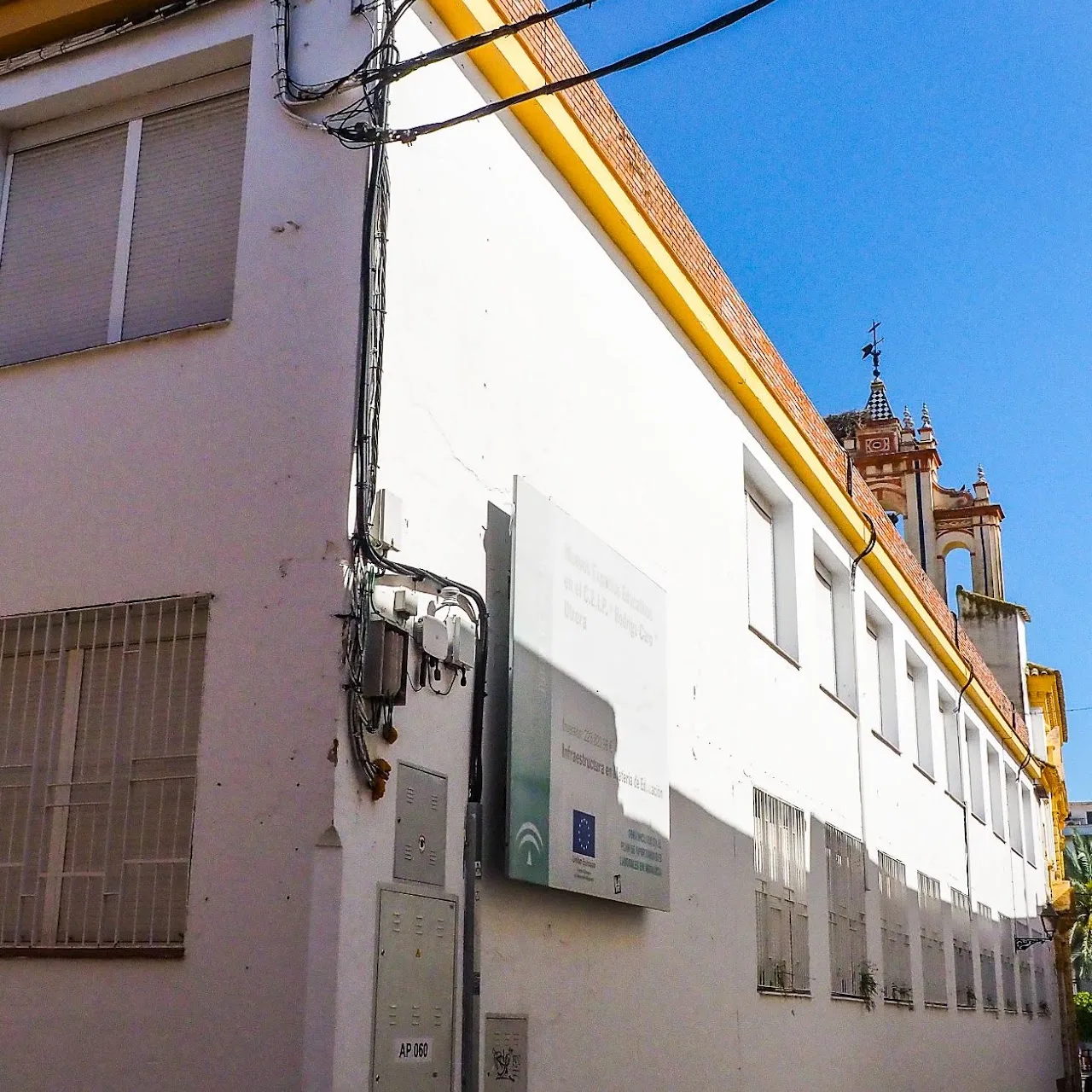 Fachada del colegio en la calle Ramón y Cajal