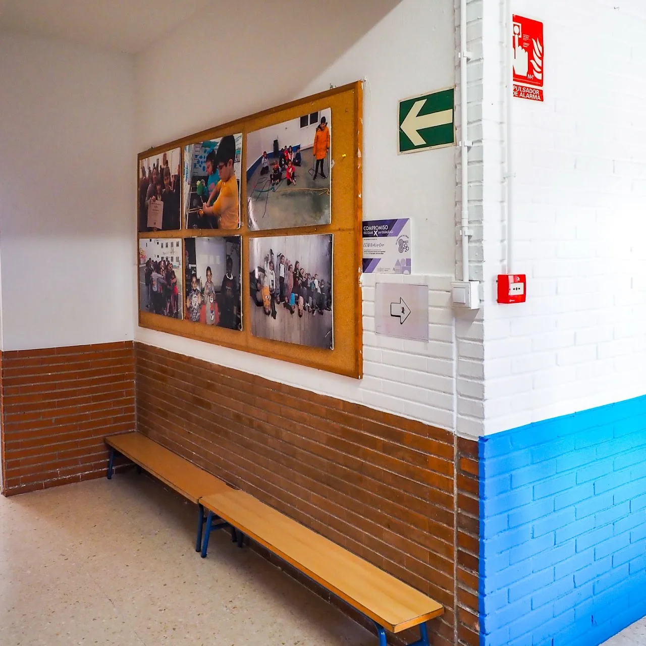 Hall de entrada con la vitrina de fotos del centro