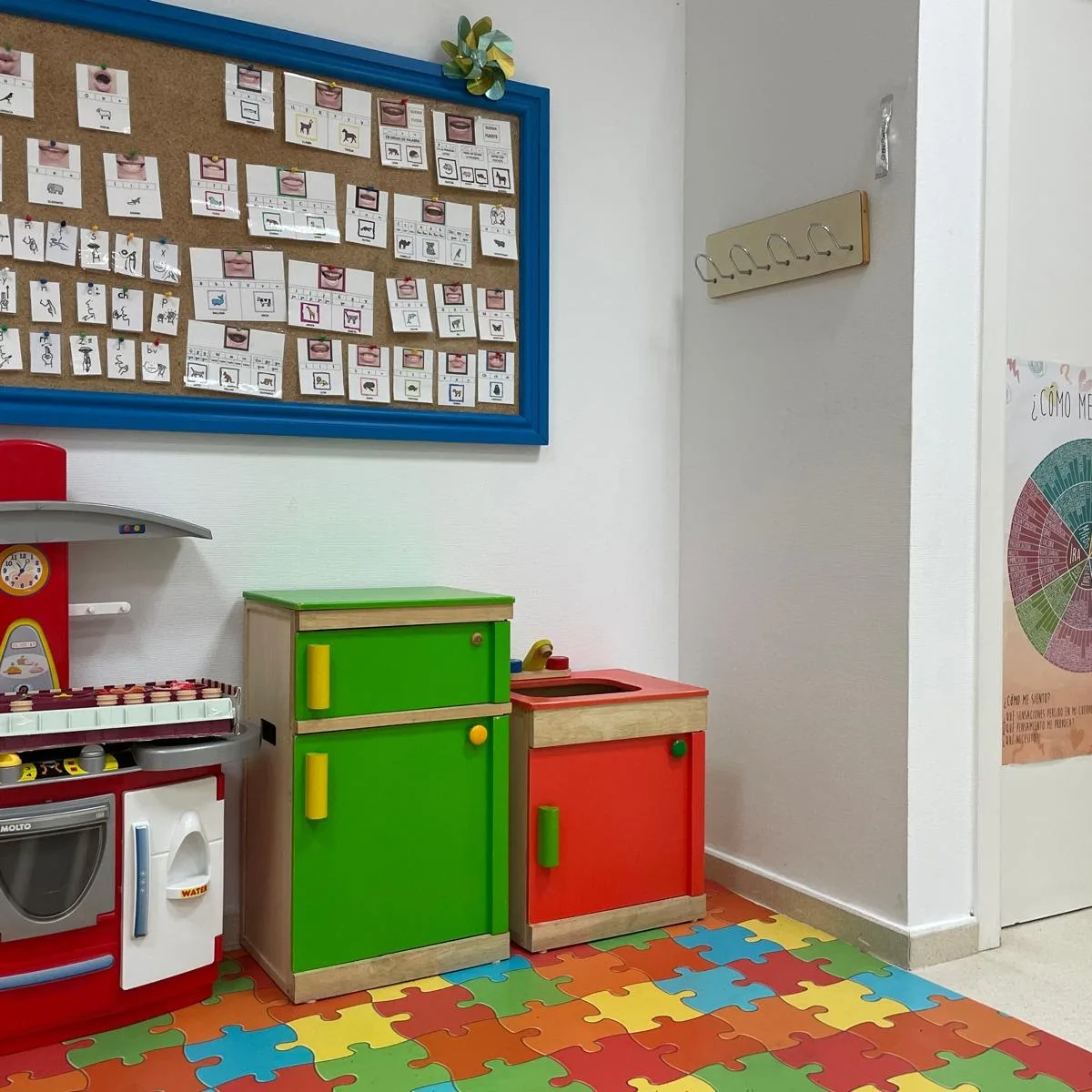 Rincón de juego simbólico con cocinita en infantil