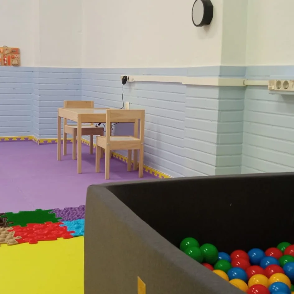 Rincón de infantil con piscina de bolas