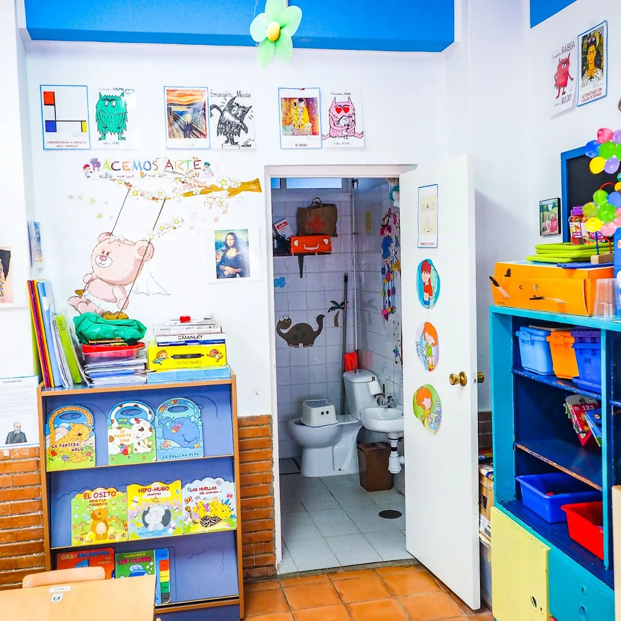 Rincón de biblioteca en un aula de infantil