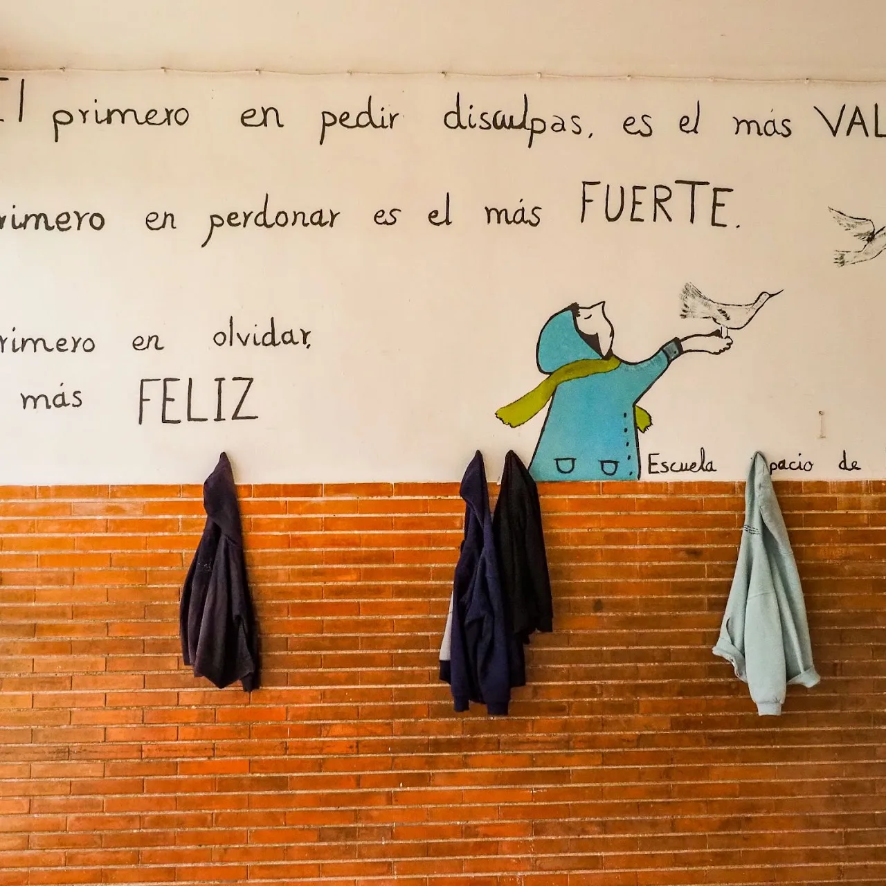 Mural sobre pedir disculpas, en la zona de perchas