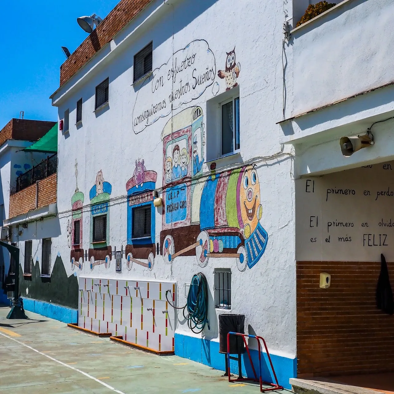Mural del patio pintado con casas de Utrera