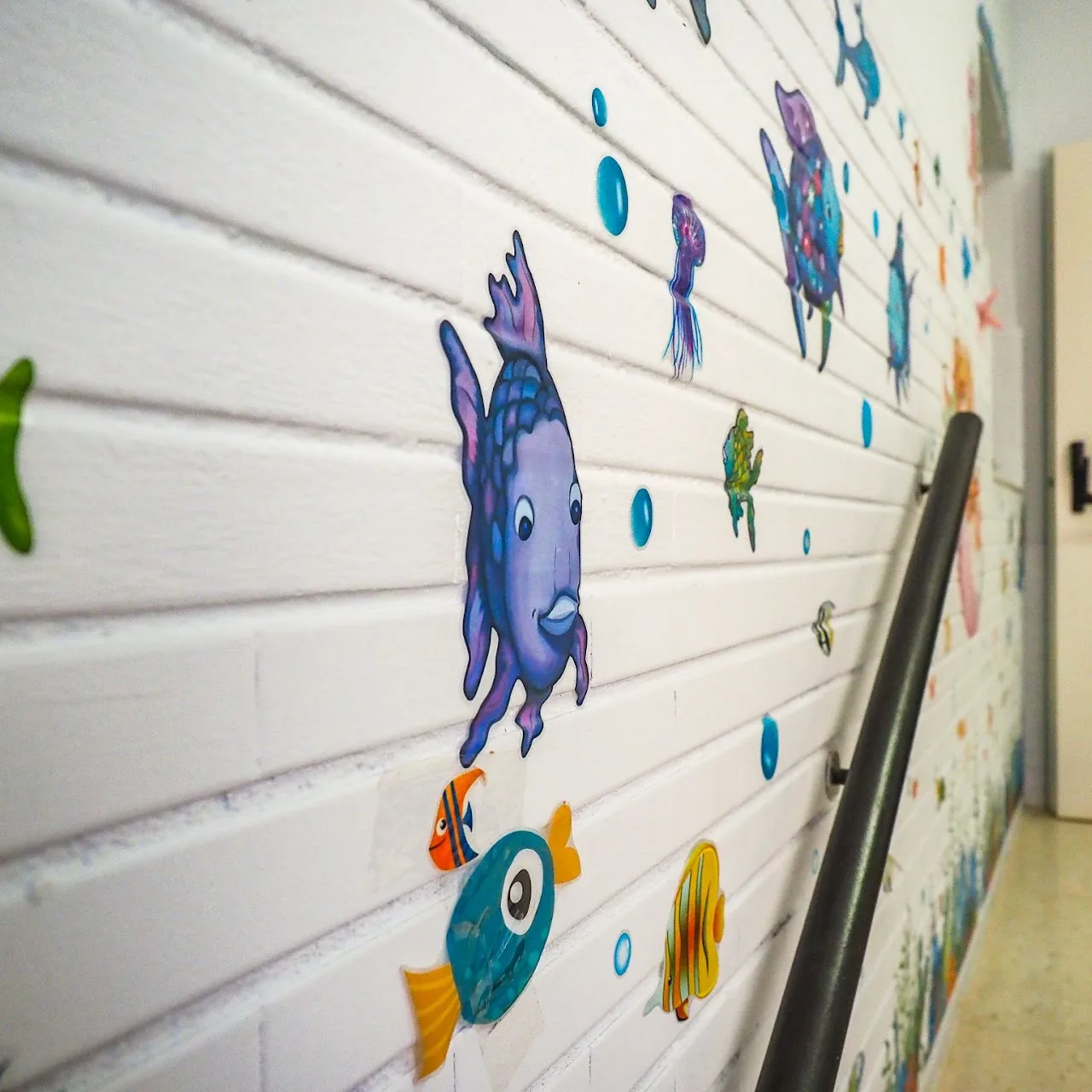 Mural de peces pintado por el alumnado