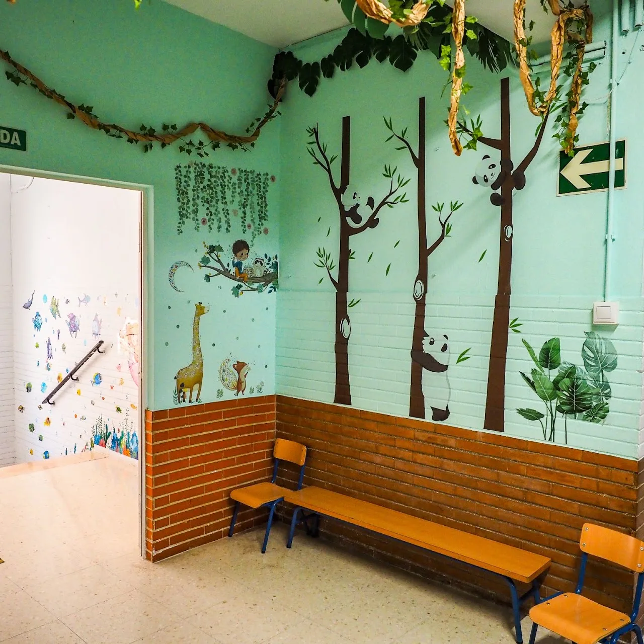 Mural de la selva en la zona de espera