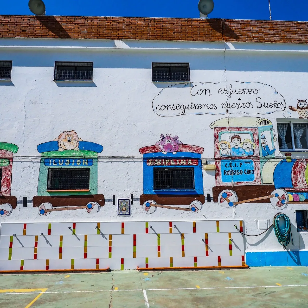 Mural del tren de los valores en el patio