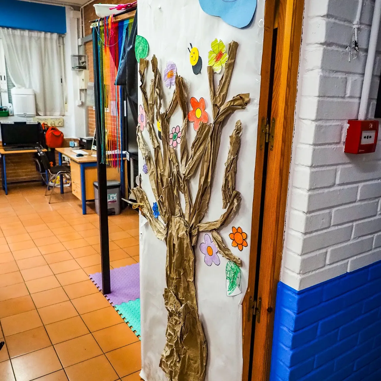 Pasillo decorado con un árbol hecho por el alumnado