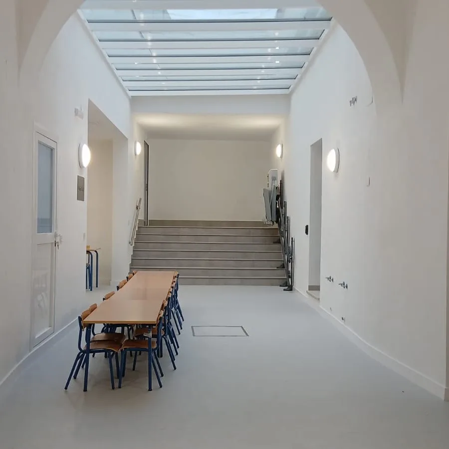 Pasillo habilitado como comedor escolar