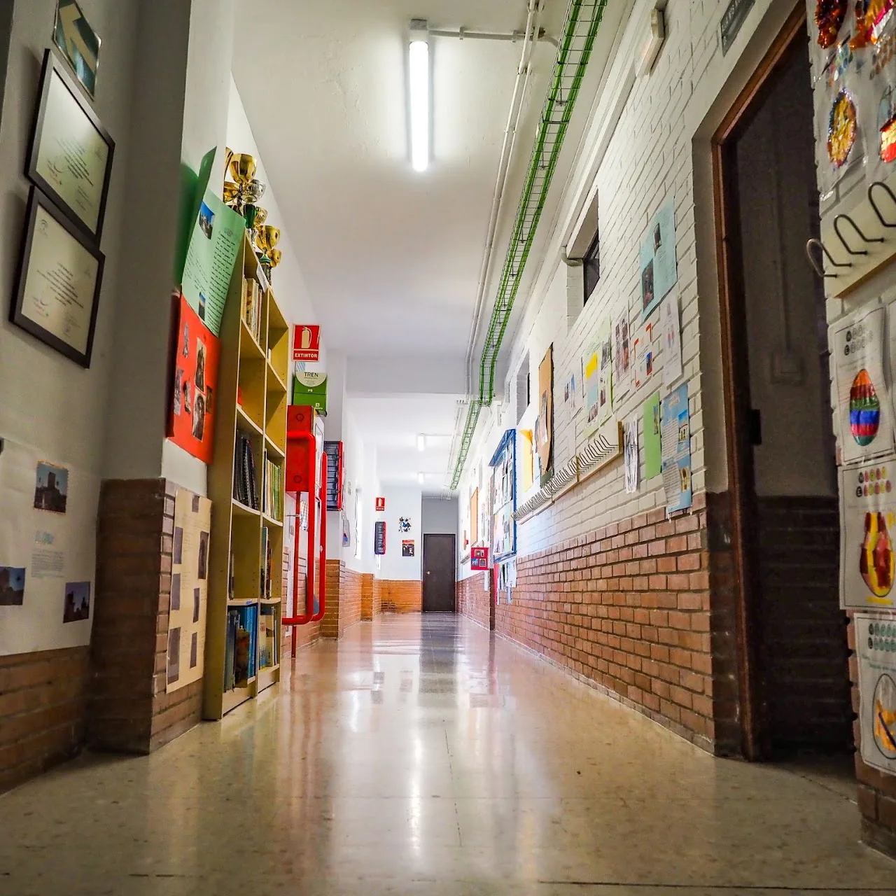 Pasillo con los trabajos enmarcados del alumnado