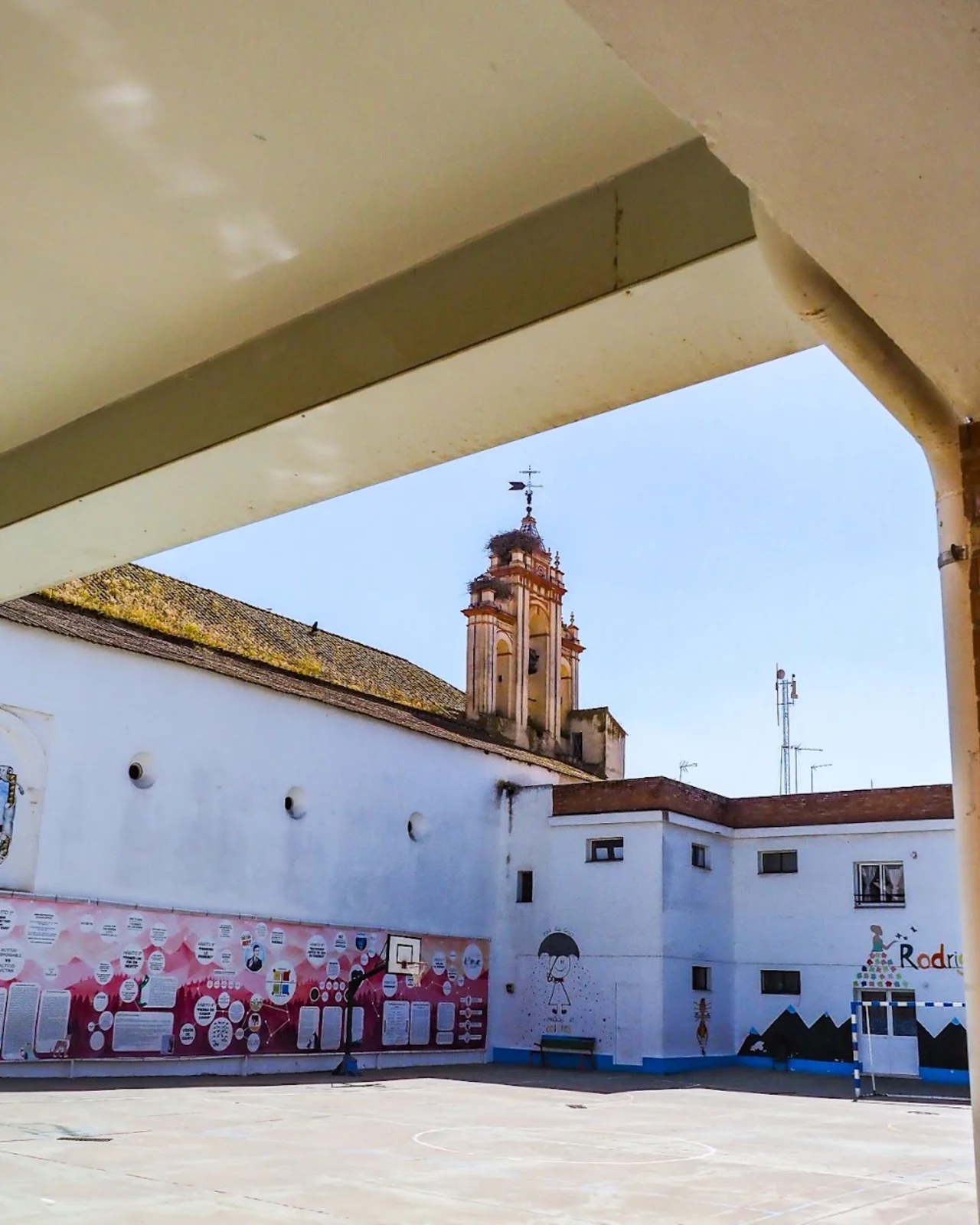 Patio del CEIP Rodrigo Caro con la torre de la iglesia de Utrera al fondo