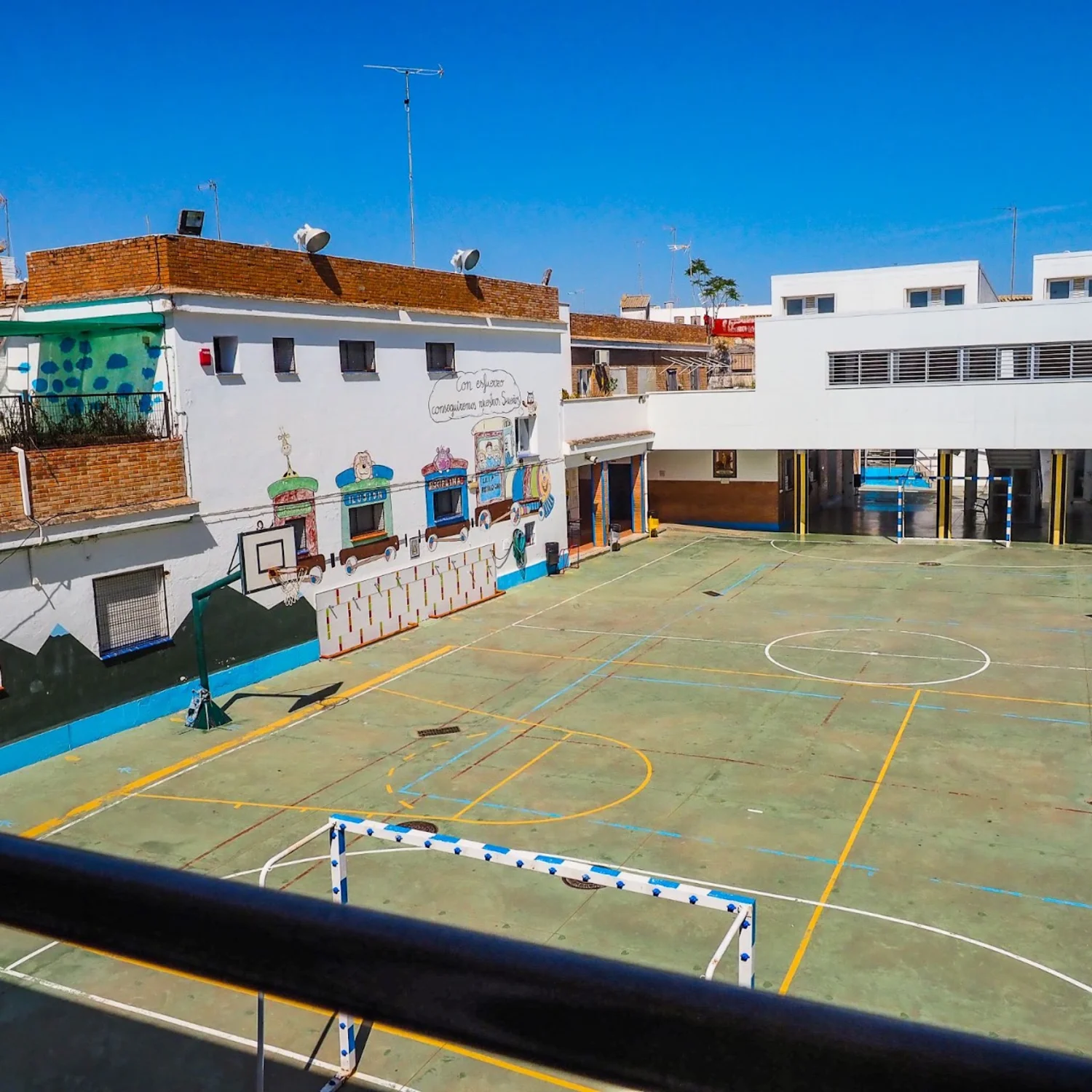 Pista deportiva del CEIP Rodrigo Caro vista desde arriba