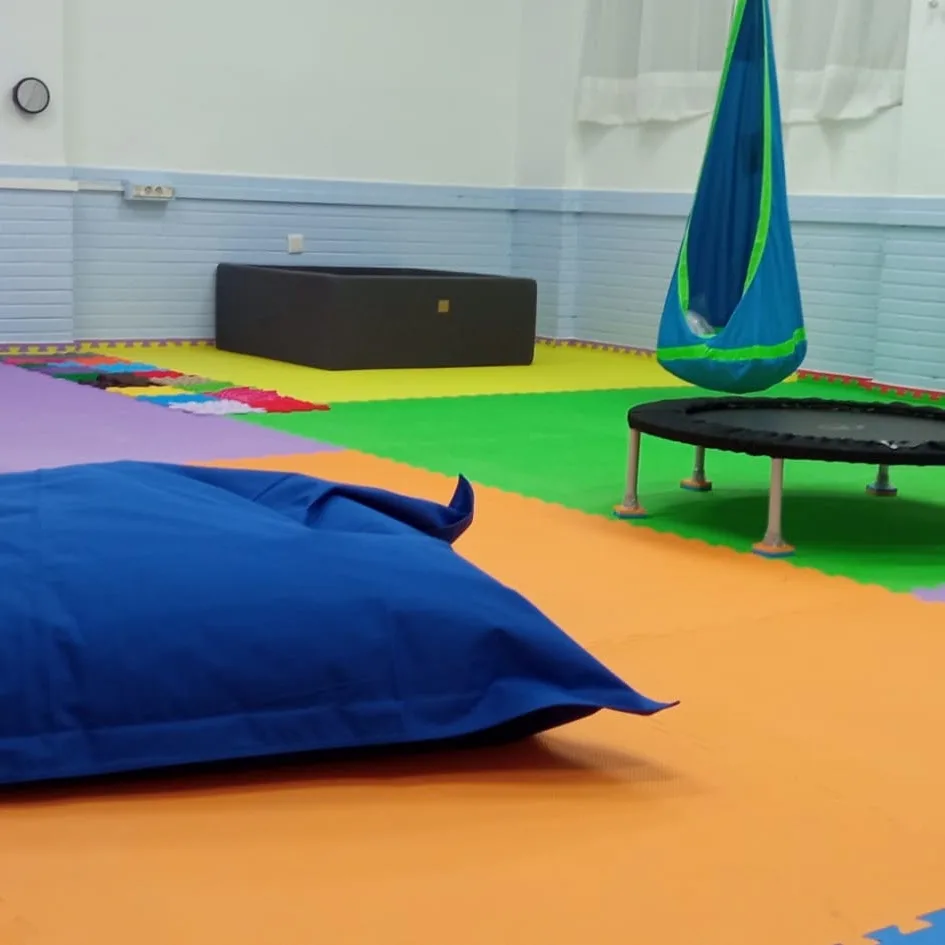 Sala de psicomotricidad con columpio y cama elástica