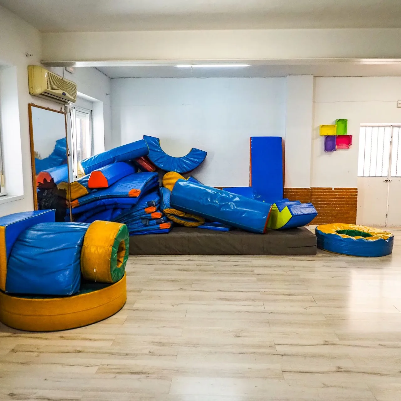 Sala de psicomotricidad con módulos de gomaespuma