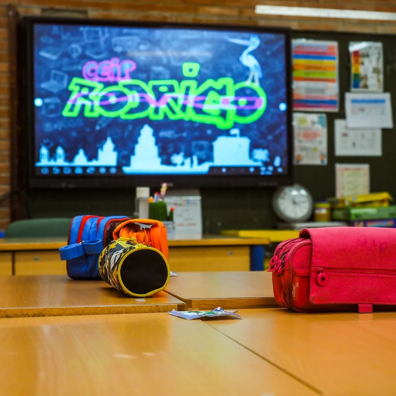 Sala de psicomotricidad con pantalla y material