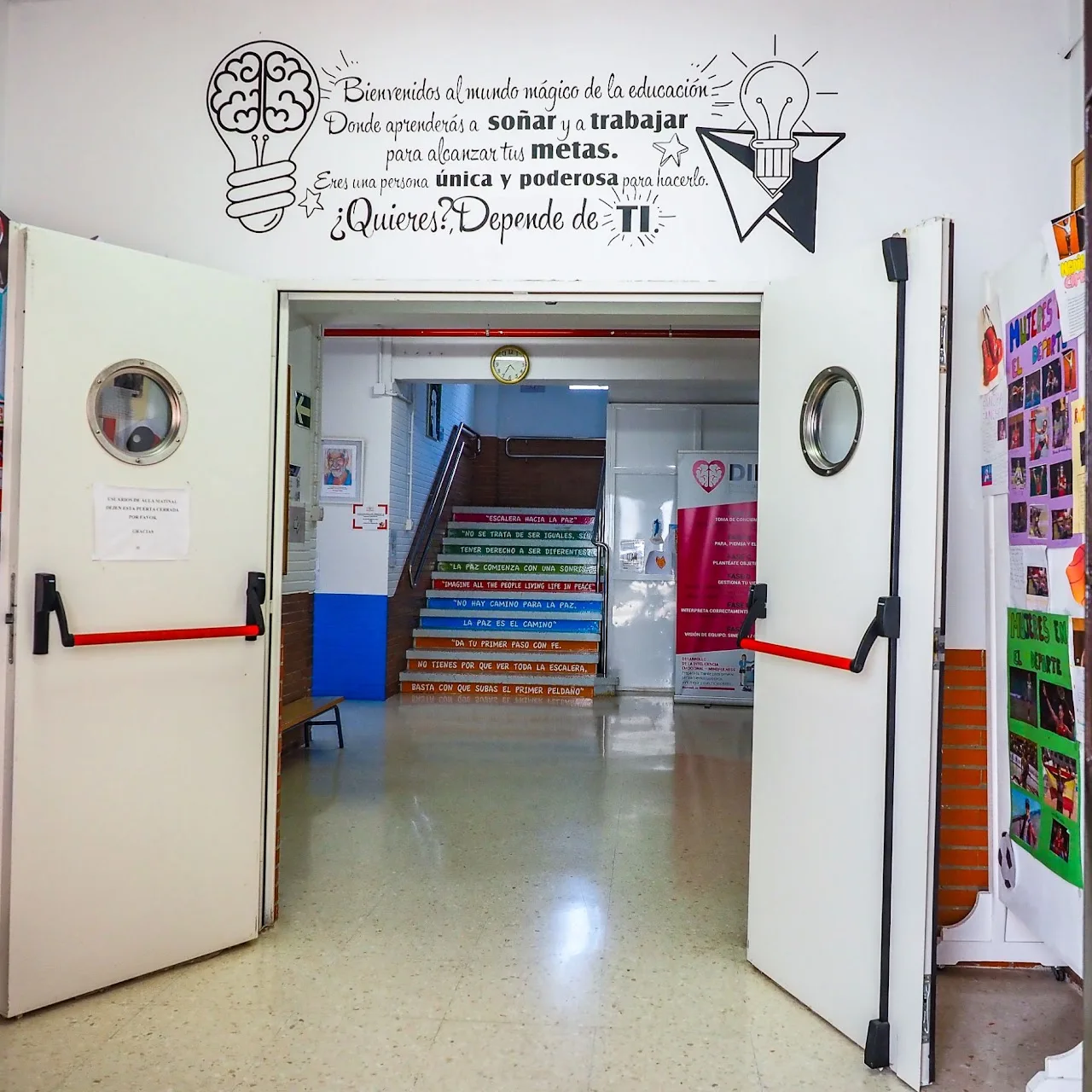 Puerta con el lema Quererlo depende de ti