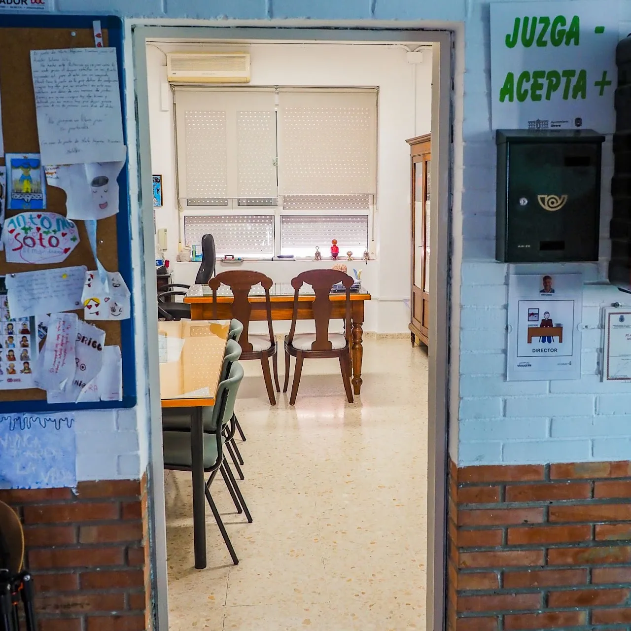 Sala de trabajo con el lema Juzga menos, acepta más