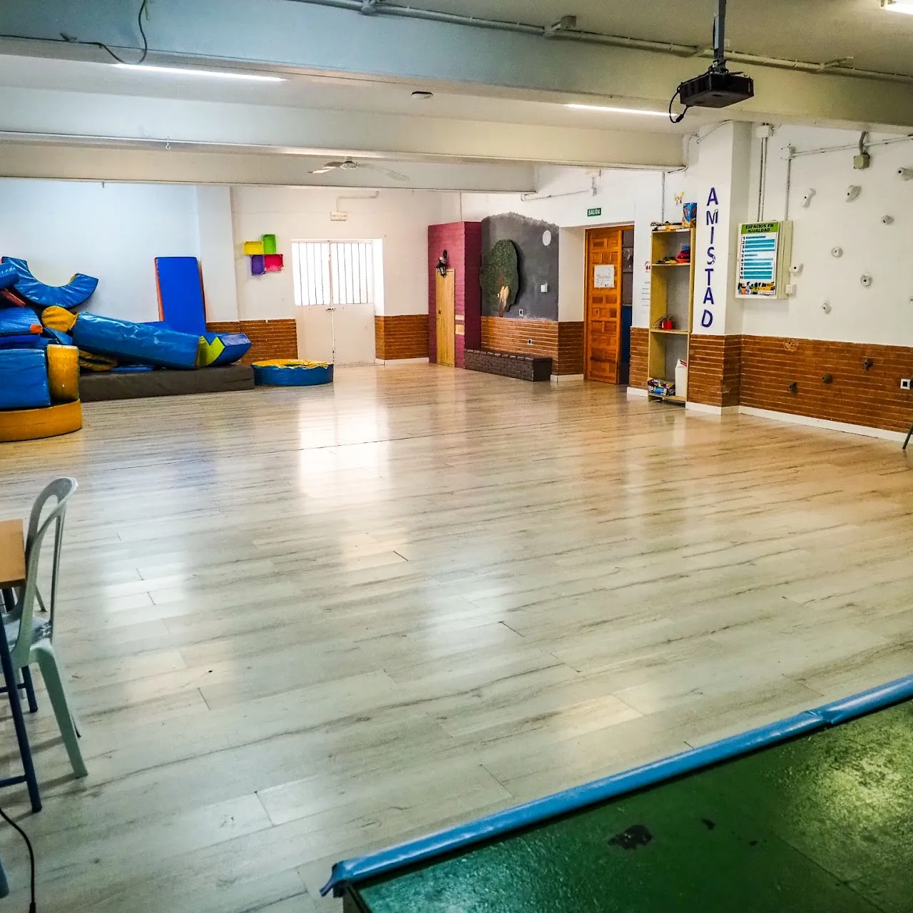 Sala multiusos con rocódromo