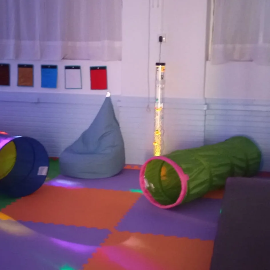 Aula sensorial con columna de burbujas