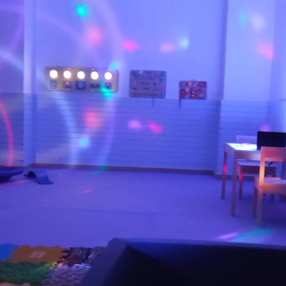 Aula sensorial iluminada con luces de colores